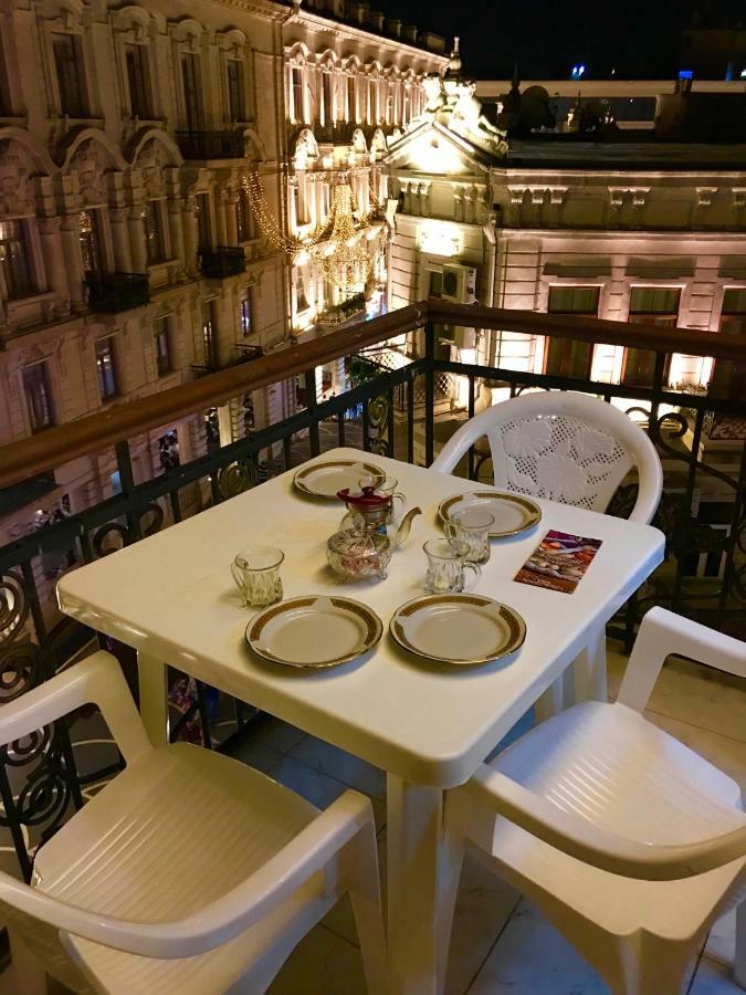 Appartamento Fountain Square-Balconies In Old Town Baky Esterno foto